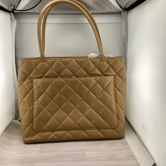 CHANEL Medallion Tan Caviar Tote Bag Authentic. - Picture 2 of 13